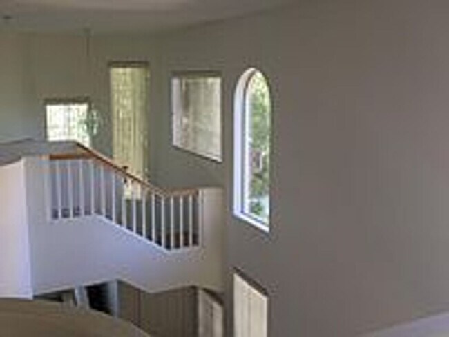 Building Photo - Beautiful 3 bd/2.5 bath Newbury Park Home
