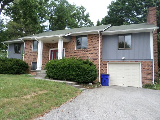 Building Photo - 913 Toms Creek Rd