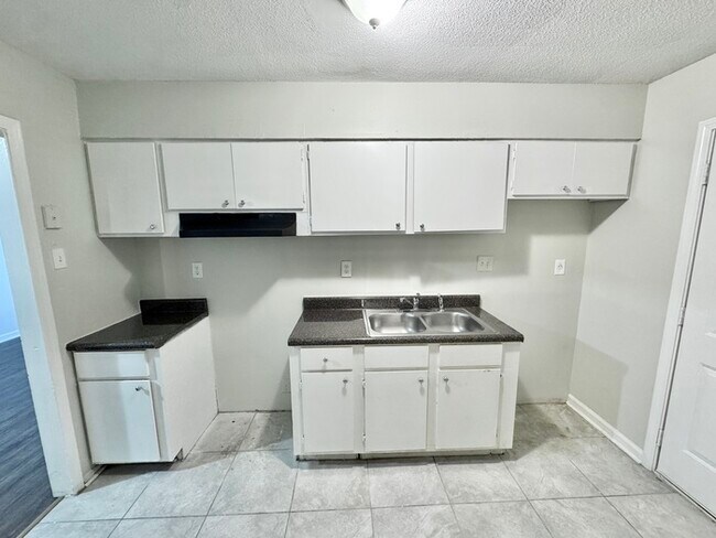 Foto del edificio - 4079 Forest View Dr