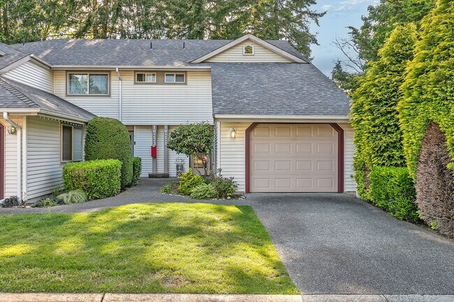 Foto del edificio - Privately placed, end unit townhome, brand...