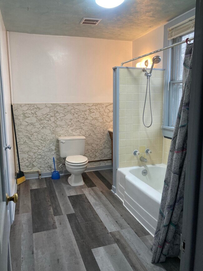Bathroom - 1725 1/2 N Market St