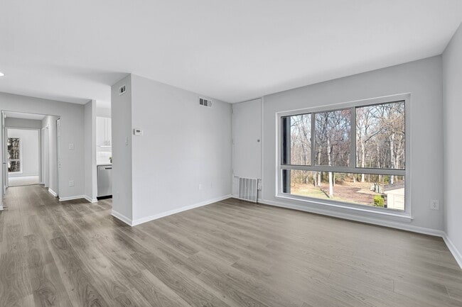 Building Photo - Reston Glade