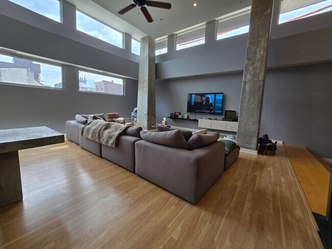Building Photo - HUGE Stunning Bright 3 bed 2.5 bath loft i...