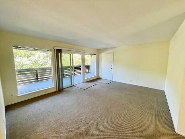 Foto del edificio - Sunlit 2BD/1BA w/ Private Balcony + Backyard! New Carpet! Assigned Parking! PROGRESSIVE