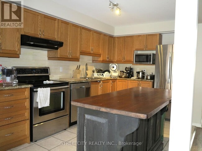 Building Photo - 730 Silversmith St