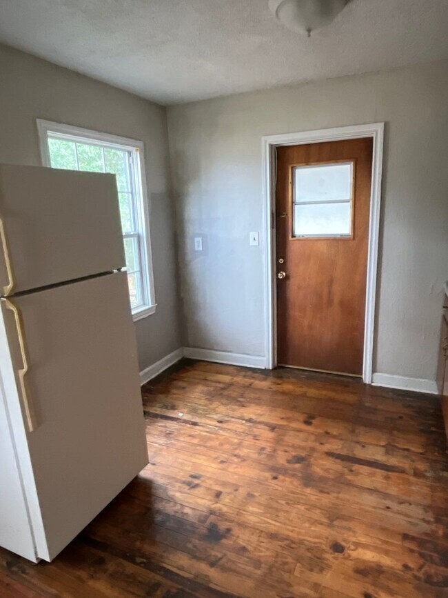 Building Photo - 2 bed 1 bath house- Walk to stadium!! Avai...