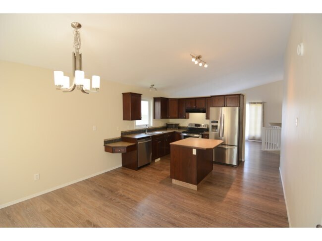 Photo du bâtiment - 4 Bed 3 Bath Unit in Sylvan Lake, AB