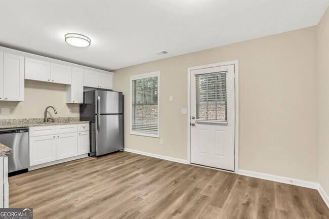 Building Photo - 765 Reeves Lake Dr SW