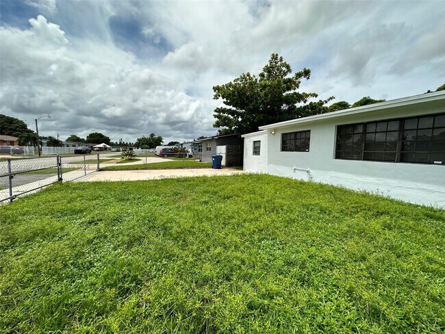 Foto del edificio - 735 NW 178th Terrace