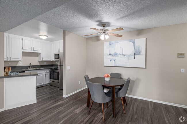 2 habitaciones, 2 baños - 948 pies cuadrados - Comedor - Hadley Apartments - A 55+ Lifestyle Community
