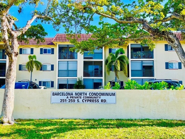Building Photo - 257 S Cypress Rd