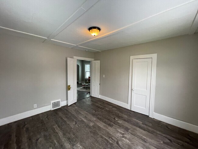 Foto del edificio - SECTION 8 and EDEN accepted! Newly Renovated Triplex | Spacious Apartments | Lorain, OH