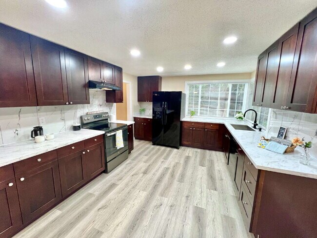 Building Photo - Spacious Living, Functional Comfort & Unbeatable Convenience