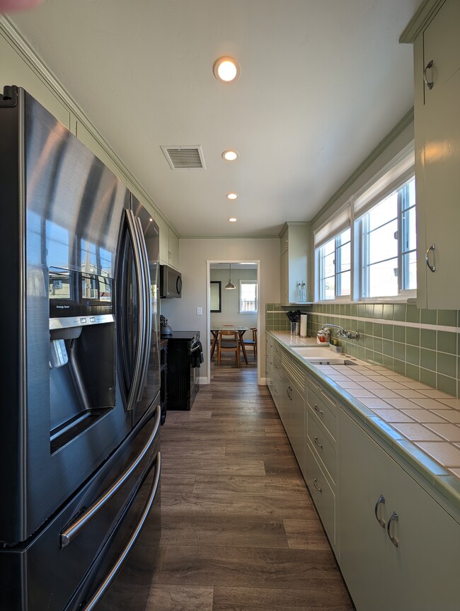 Building Photo - 411 Birch St