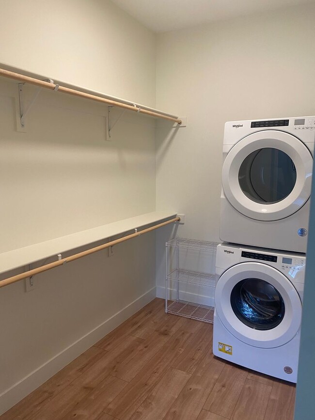 Building Photo - Beautiful 1 Bedroom 1 Bathroom In The Desi...