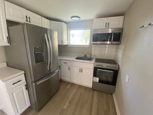 Foto del edificio - 310 Pine Ave