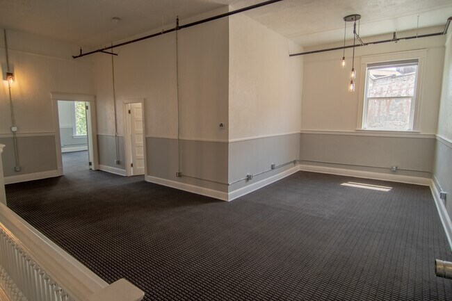 Foto del edificio - 219 S Grand Ave