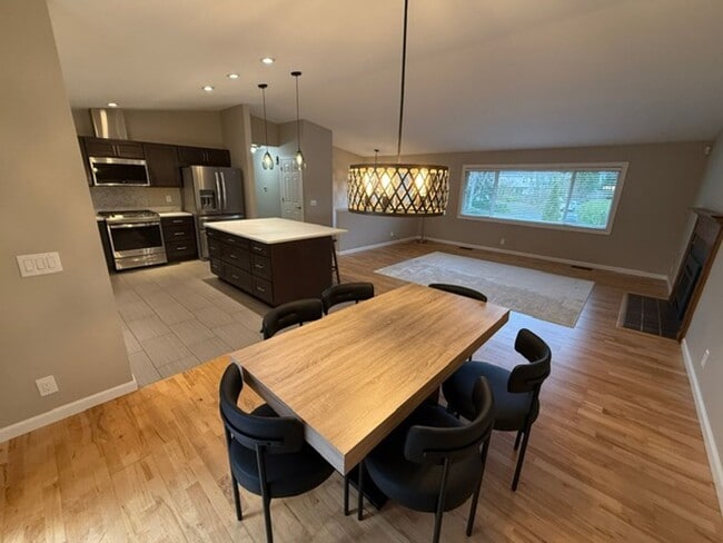 Building Photo - UPDATED 4 BED, 3 BATH KIRKLAND HOUSE FOR RENT AVAILABLE NOW!