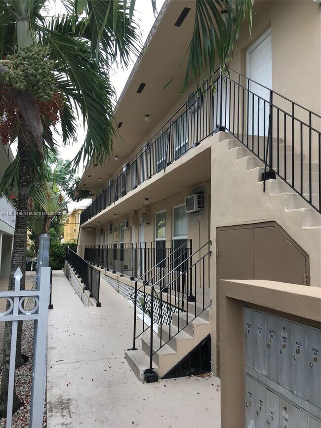 Foto del edificio - 960 Biarritz Dr