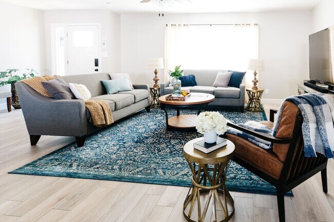 Building Photo - Spacious Tri-Level Home with Pool & Privat...
