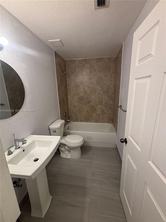 Foto del edificio - 14042 NE 2nd Ave