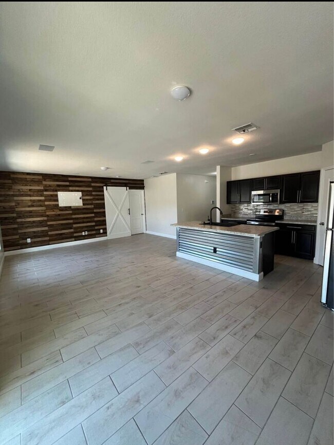 Building Photo - Beautiful 4-Bedroom Home in Sought-After H...