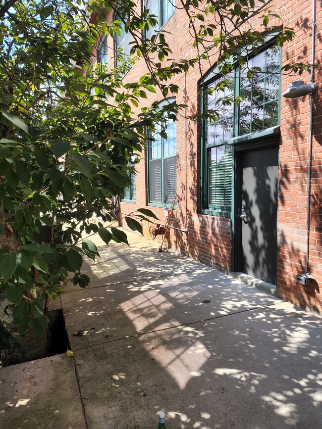 PRIVATE ENTRANCE AT PARKSIDE BUILDING - 1117 Douglas Ave
