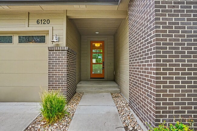 Building Photo - 6120 N Hacienda Ave