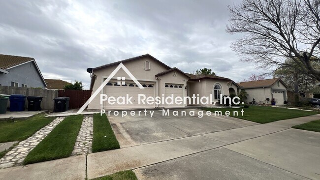 Foto del edificio - Wonderful 4bd/3ba Home with 3 Car Garage!