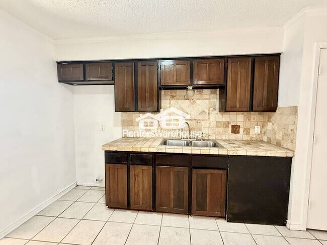 Foto del edificio - 3-Bedroom, 2-Bath Home on a Spacious Corne...