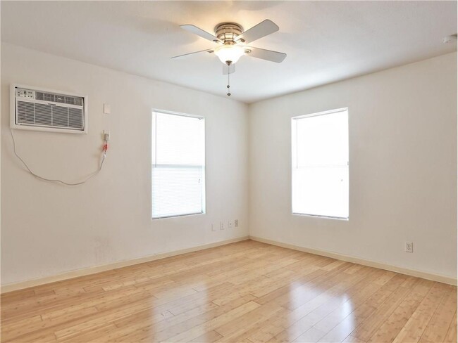 Building Photo - 210 W 38th St