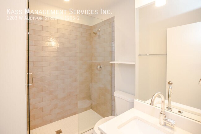 Foto del edificio - Stunning 2 Bed 2 bath in East Lakeview - M...