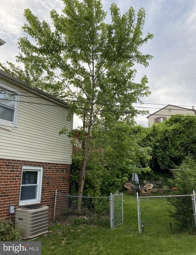 Building Photo - 603 Alburger Ave