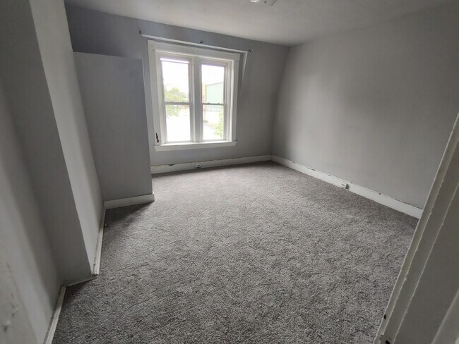 Dormitorio de 15 x 15 - 208 E 9th St