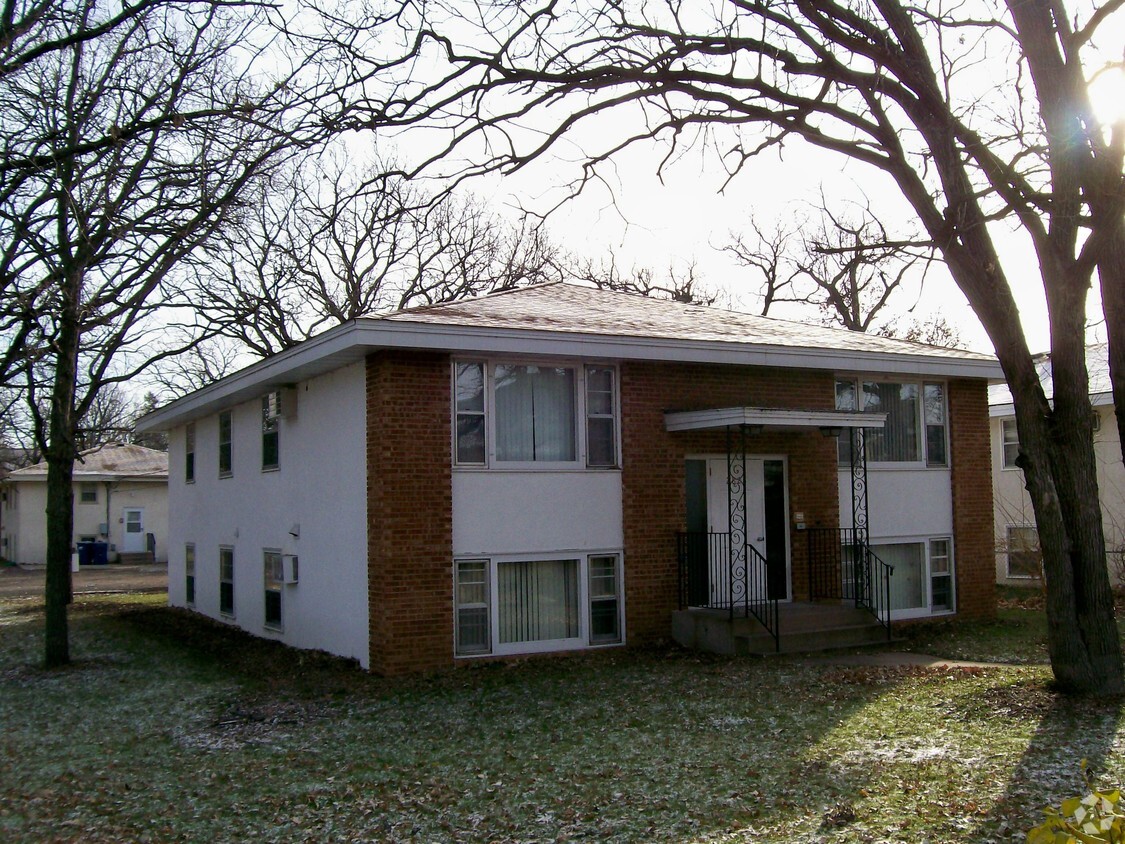 Building Photo - 2828 Verndale Ave