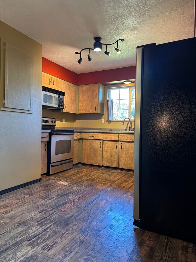 Building Photo - Large 4 Bedroom Home - Dufur Oregon