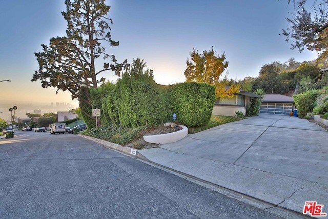 Building Photo - 1835 N Doheny Dr