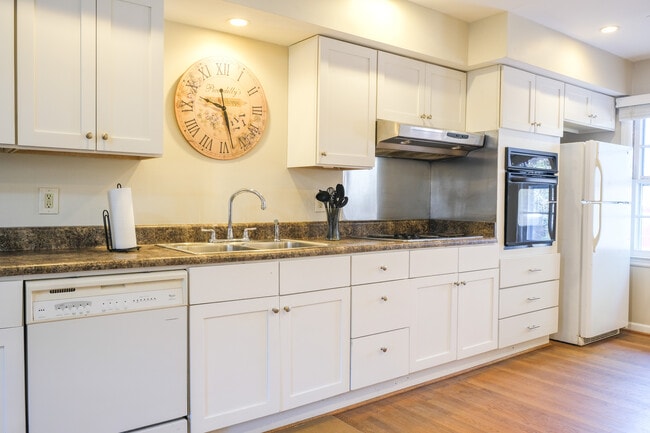 Building Photo - 4033 Louise St