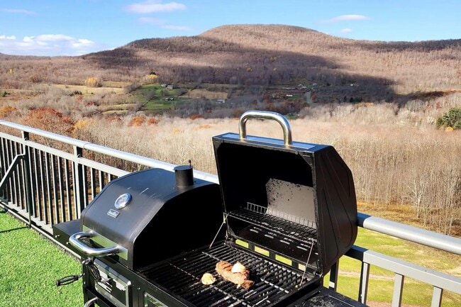 Foto del edificio - Modern Mountain Retreat with Rooftop Hot Tub – Flexible Lease Options