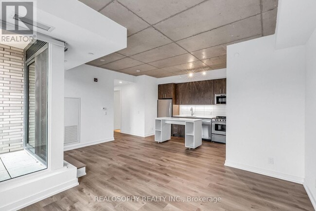 Building Photo - 115 Larchmount Ave