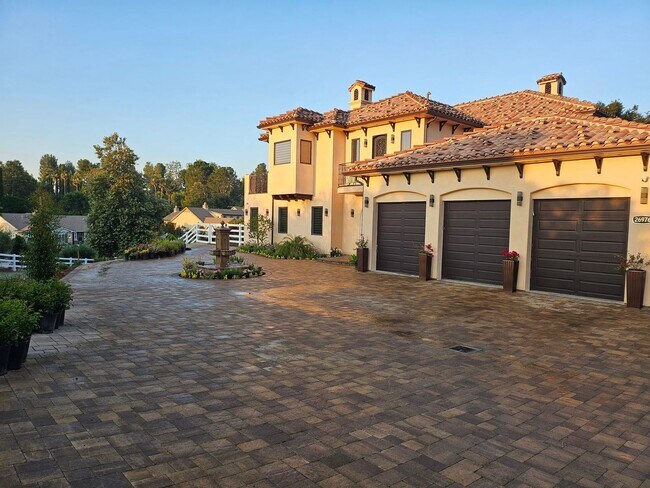 Foto del edificio - Exquisite 5-Bedroom Luxury Pool Home with ...