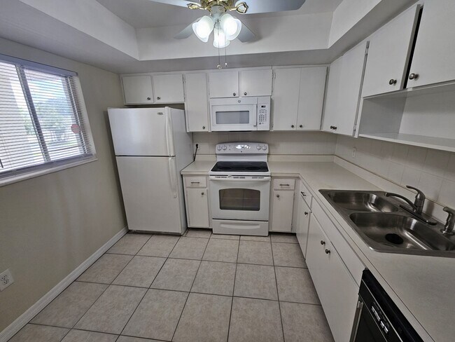 KITCHEN - 3536 Pinecrest St