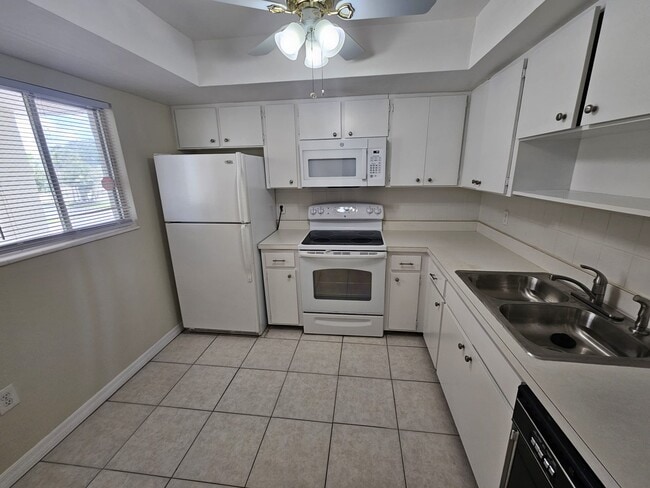 KITCHEN - 3536 Pinecrest St