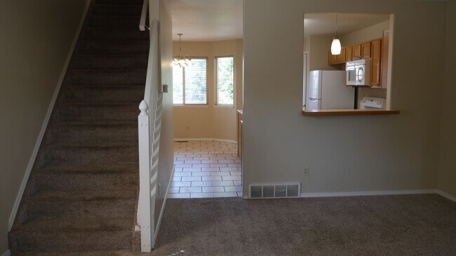 Building Photo - 4 Bed 3 Bath off Dublin/Powers w/AC- Avail...