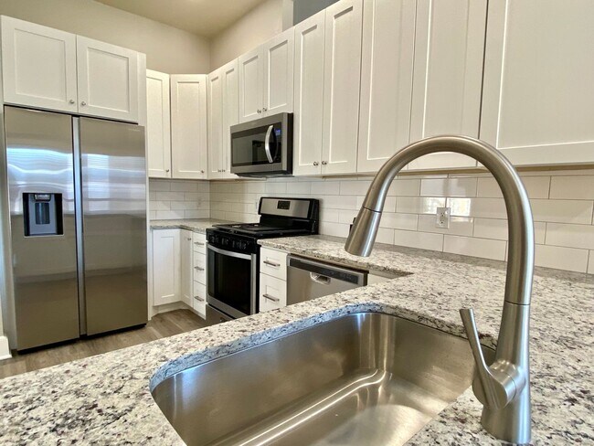Foto del edificio - Beautifully Remodeled 3 bed, 2.5 bath Home...
