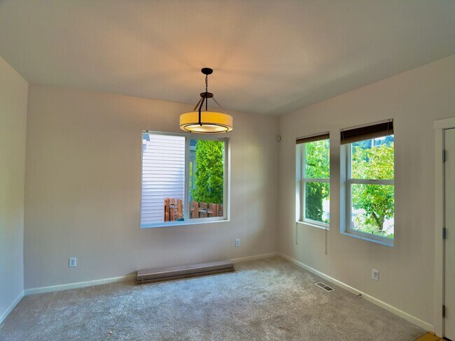 Foto del edificio - Freshly Painted Home In Kent WA! 3bd, 2.5ba!
