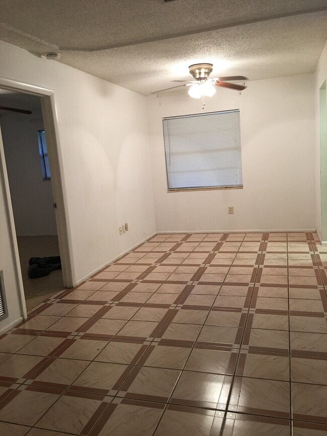 Family room - 1406 Meadowlark St