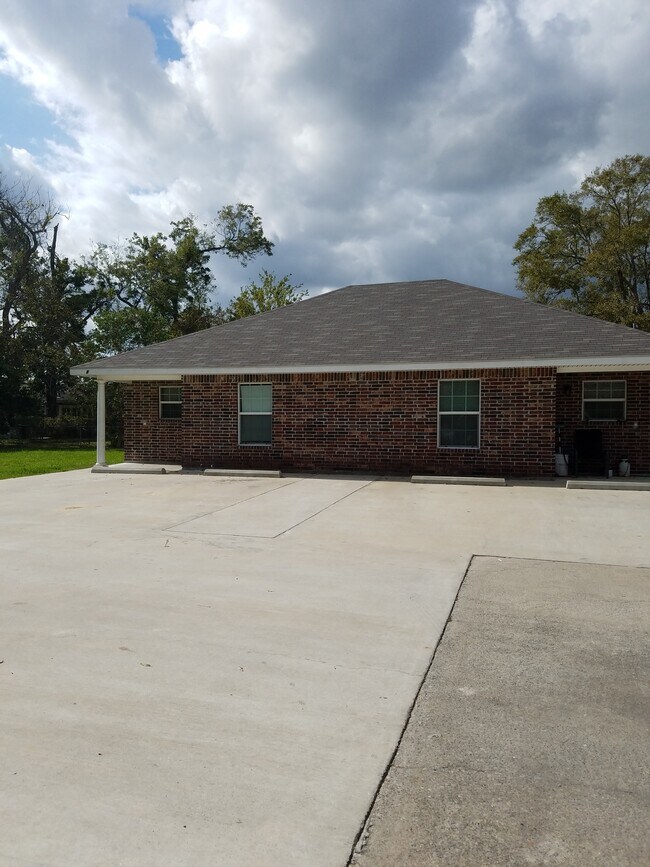 Front view of apartment - 301 E Elizabeth St