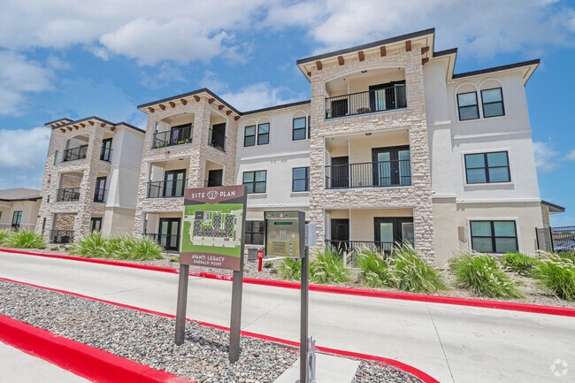 Building Photo - Avanti Legacy Emerald Point Apartments