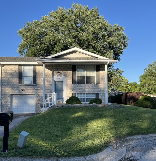 Building Photo - 3710 Elmcrest Ln